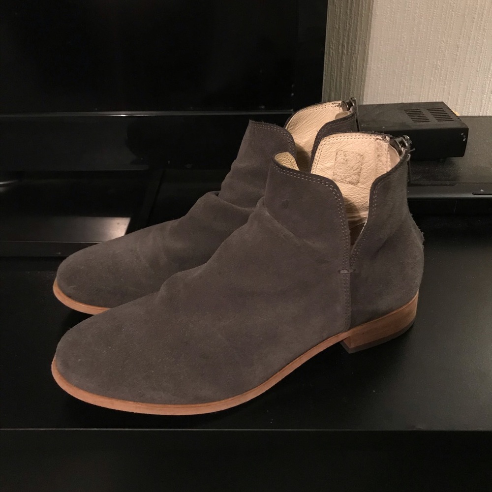 Men’s gray suede Chelsea boots